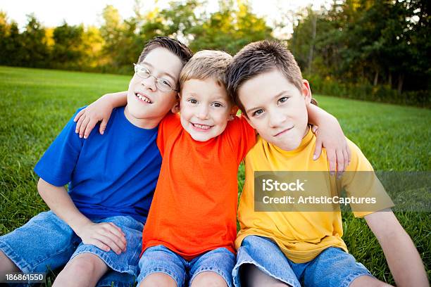Szczęśliwy Chłopców Siedzi Razem Na Zewnątrz - zdjęcia stockowe i więcej obrazów 10-11 lat - 10-11 lat, 4 - 5 lat, Chłopcy