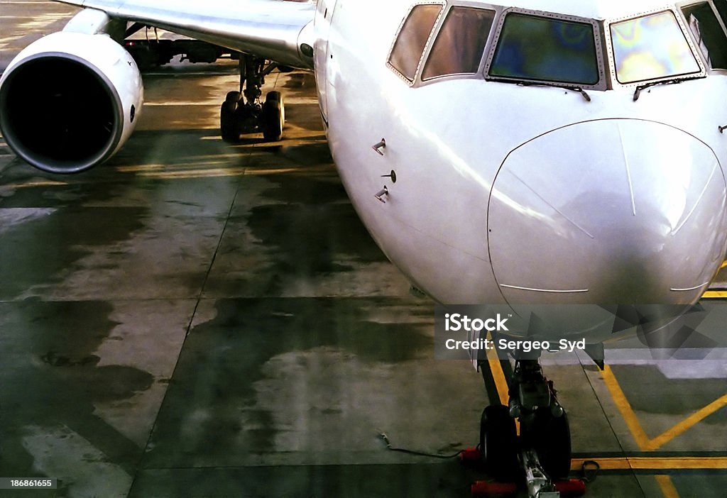 Avião de passageiros na Pista de Decolagem - Royalty-free Aeroporto Foto de stock