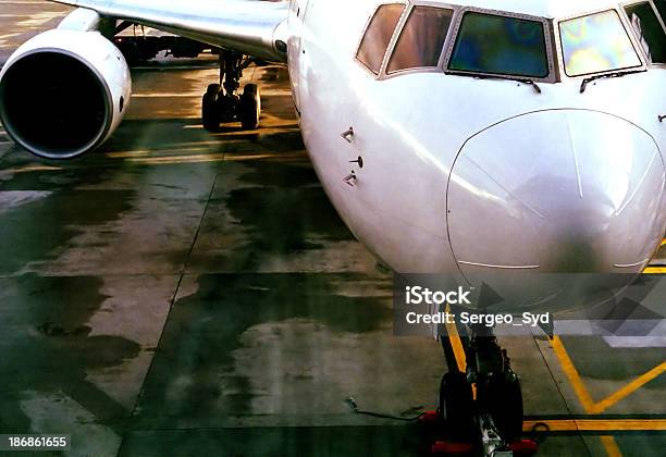 Avião De Passageiros Na Pista De Decolagem - Fotografias de stock e mais imagens de Aeroporto - Aeroporto, Alfalto, Amarelo
