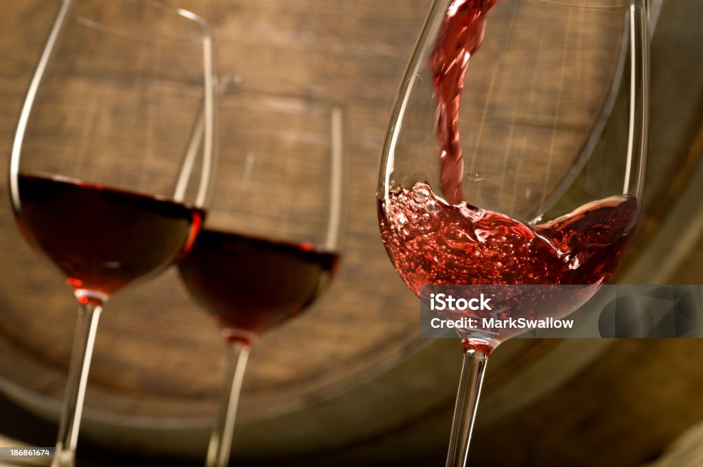 Красное вино налить - Стоковые фото Красное вино роялти-фри