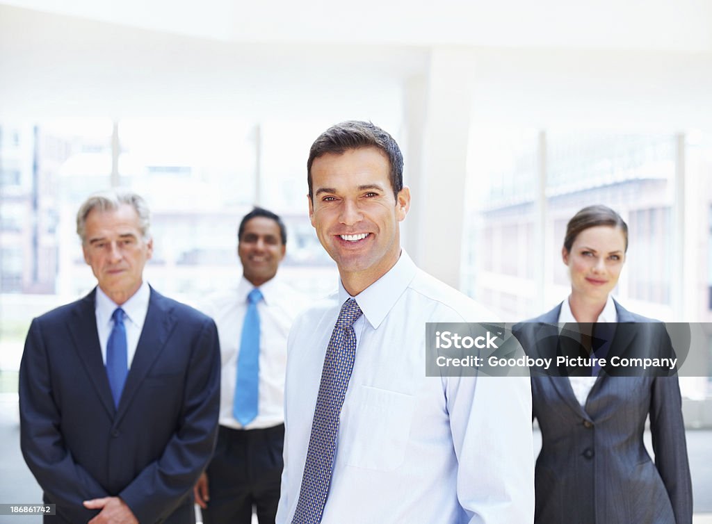 Feliz bem sucedida equipe de negócios em um escritório brilhante - Foto de stock de Administrador royalty-free
