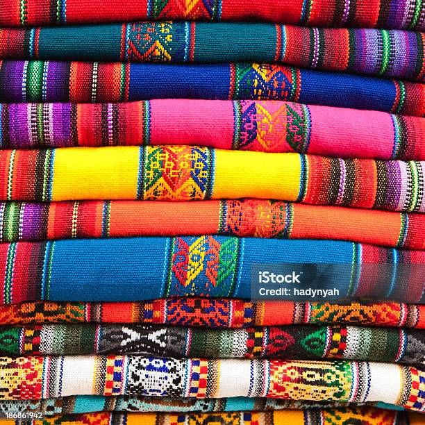 Красочные Перуанский Ткани — стоковые фотографии и другие картинки Аборигенная культура - Аборигенная культура, Абстрактный, Альтиплано