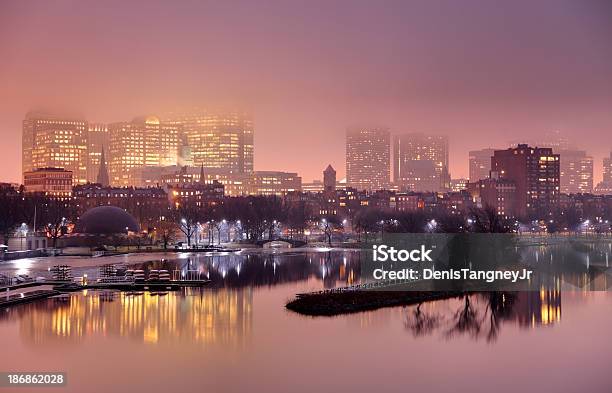 Foto de Foggy Noite Em Boston e mais fotos de stock de Arranha-céu - Arranha-céu, Baía de Back, Boston - Massachusetts