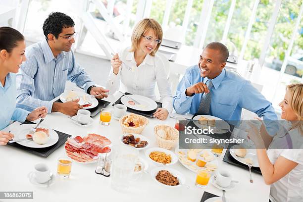 Geschäftsleute Haben Eine Mittagspause Stockfoto und mehr Bilder von Festmahl - Festmahl, Geschäftsleben, Frühstück