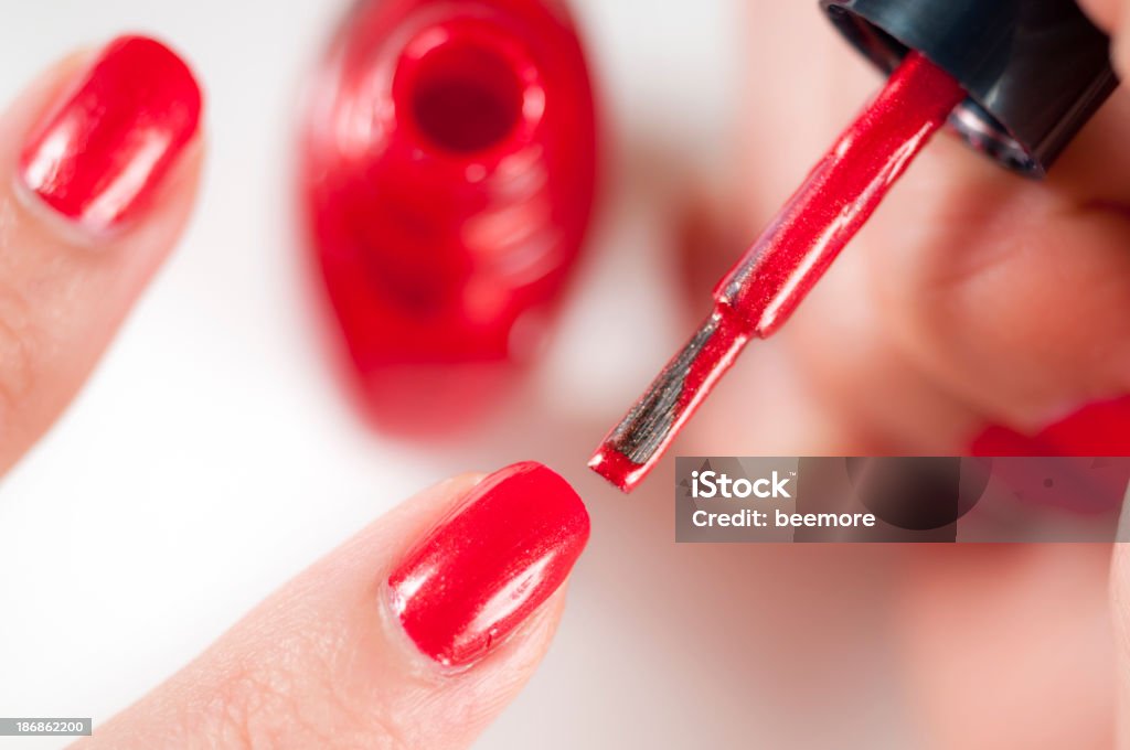 Aplicar vermelho Verniz para Unhas - Royalty-free Polir Foto de stock