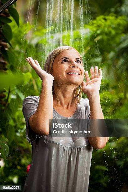 Fröhliche Frau Die Eine Dusche In Der Tropischen Natur Stockfoto und mehr Bilder von Arme hoch