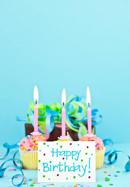 день рождения подарки и пирожные - birthday birthday card cake cupcake стоковые фото и изображения