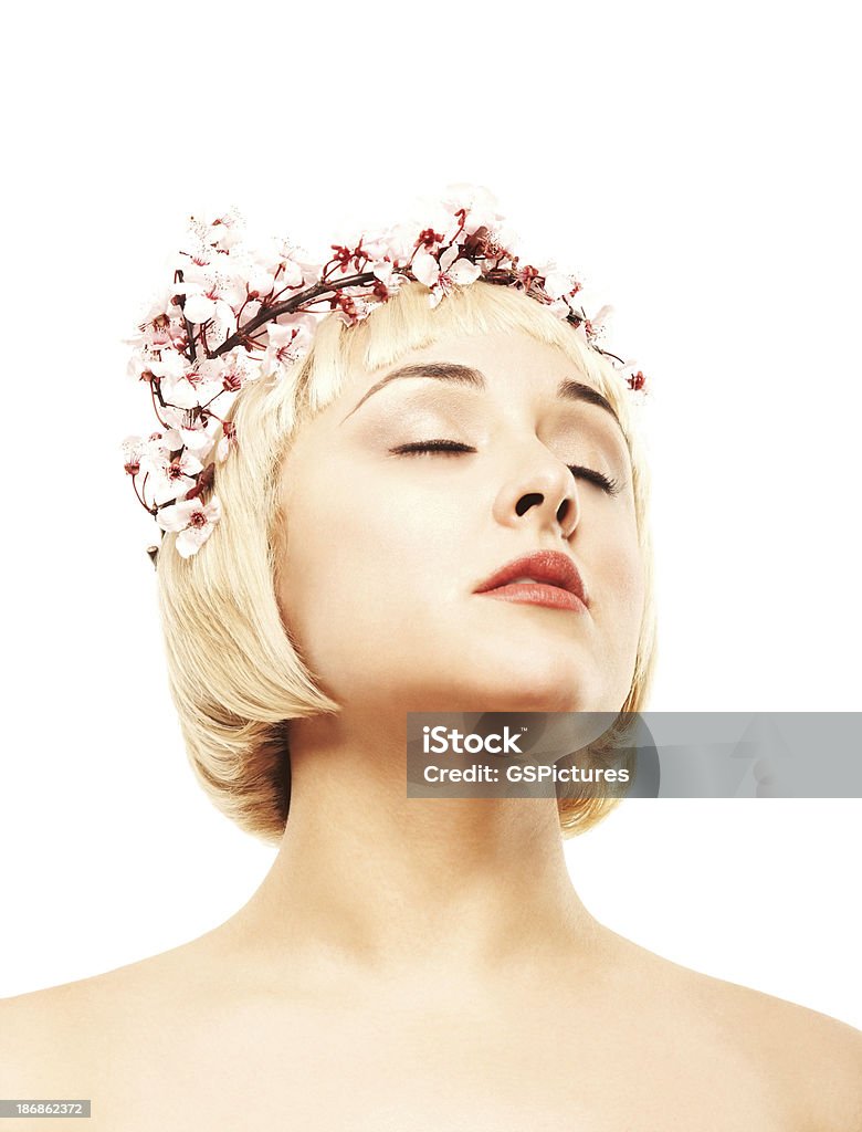 Jovem Loira vestindo Rosa flores em volta da cabeça isolado a branco - Royalty-free Adulto Foto de stock