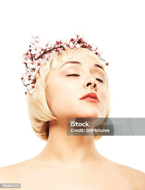 Jovem Loira Vestindo Rosa Flores Em Volta Da Cabeça Isolado A Branco - Fotografias de stock e mais imagens de Adulto