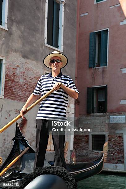 Photo libre de droit de Gondolier À Venise banque d'images et plus d'images libres de droit de Gondolier - Gondolier, Hommes, Italie