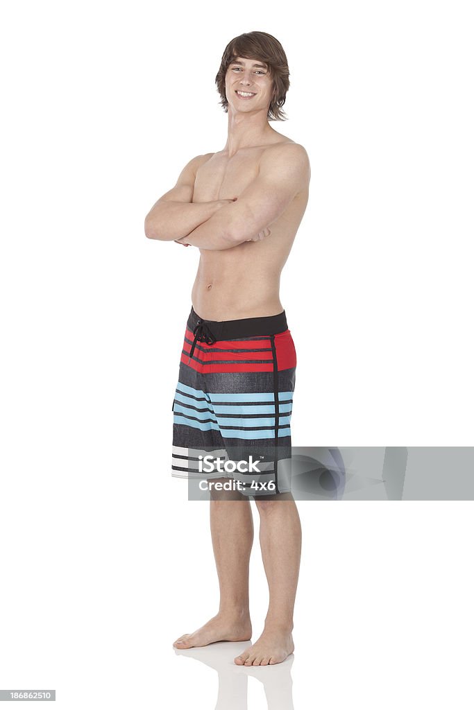 Hombre de pie en traje de baño boardshorts - Foto de stock de Bañador de natación libre de derechos