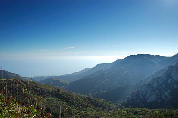 サンタモニカ山地 - horizon over water malibu california usa ストックフォトと画像