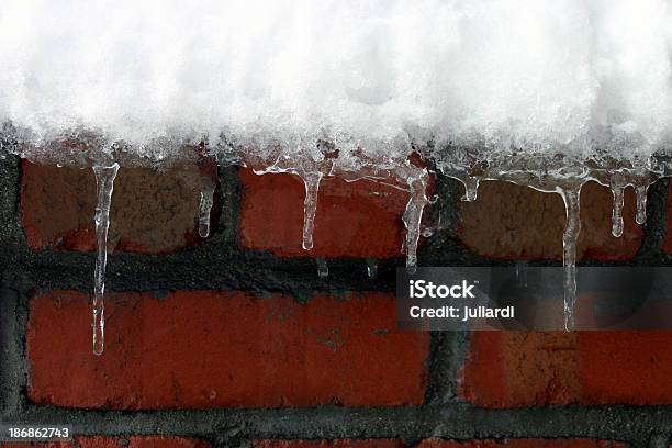 Icycle En La Chimenea De Piedra Mampostería De La Nieve De Invierno Foto de stock y más banco de imágenes de Carámbano