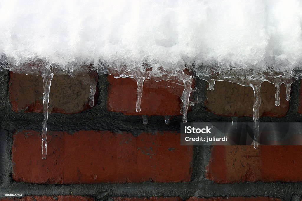 icycle al camino in mattoni di muratura: winter snow - Foto stock royalty-free di Ghiacciolo - Ghiaccio