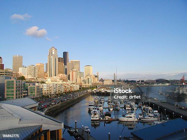 Horizonte De Seattle Foto de stock y más banco de imágenes de Aire libre - Aire libre, Barco de pasajeros, Barco de vela