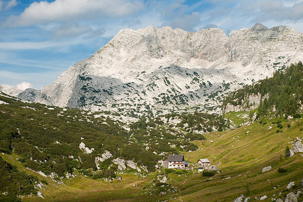 ハイキングトレイルに続く pühringer hütte-オーストリアアルプス - mountain rock sun european alps ストックフォトと画像