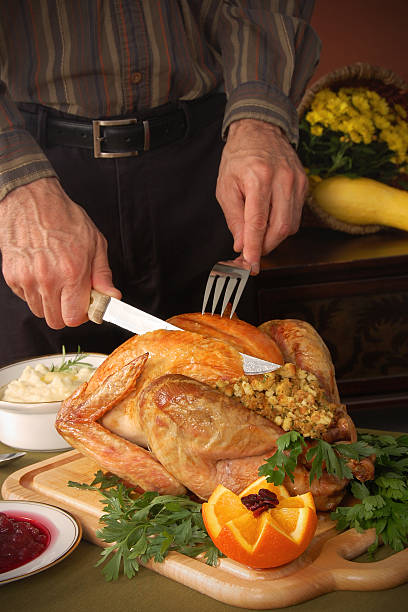 padre tracciando la turchia - turkey carving portion dinner foto e immagini stock