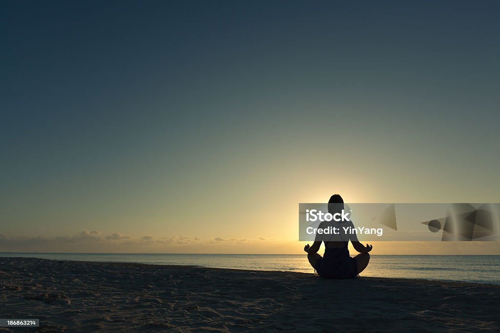 Yoga Lotus-Pose bei Sonnenaufgang in der karibik-strand-urlaub - Lizenzfrei Abenddämmerung Stock-Foto