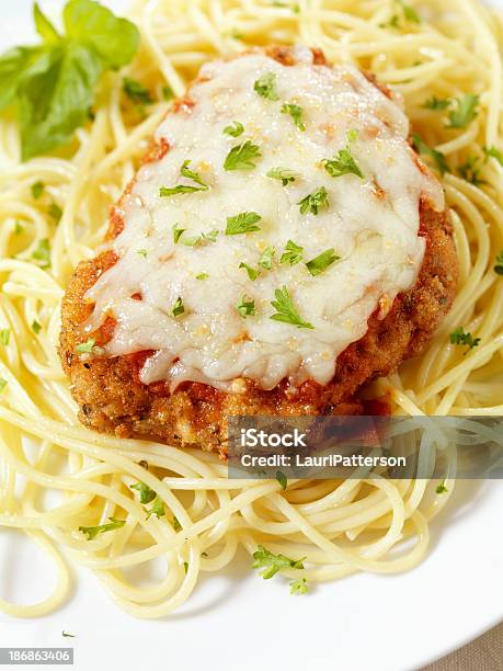 Photo libre de droit de Poulet Parmigiana Et Spaghetti banque d'images et plus d'images libres de droit de Parmesan - Parmesan, Poulet - Viande blanche, Parmigiana