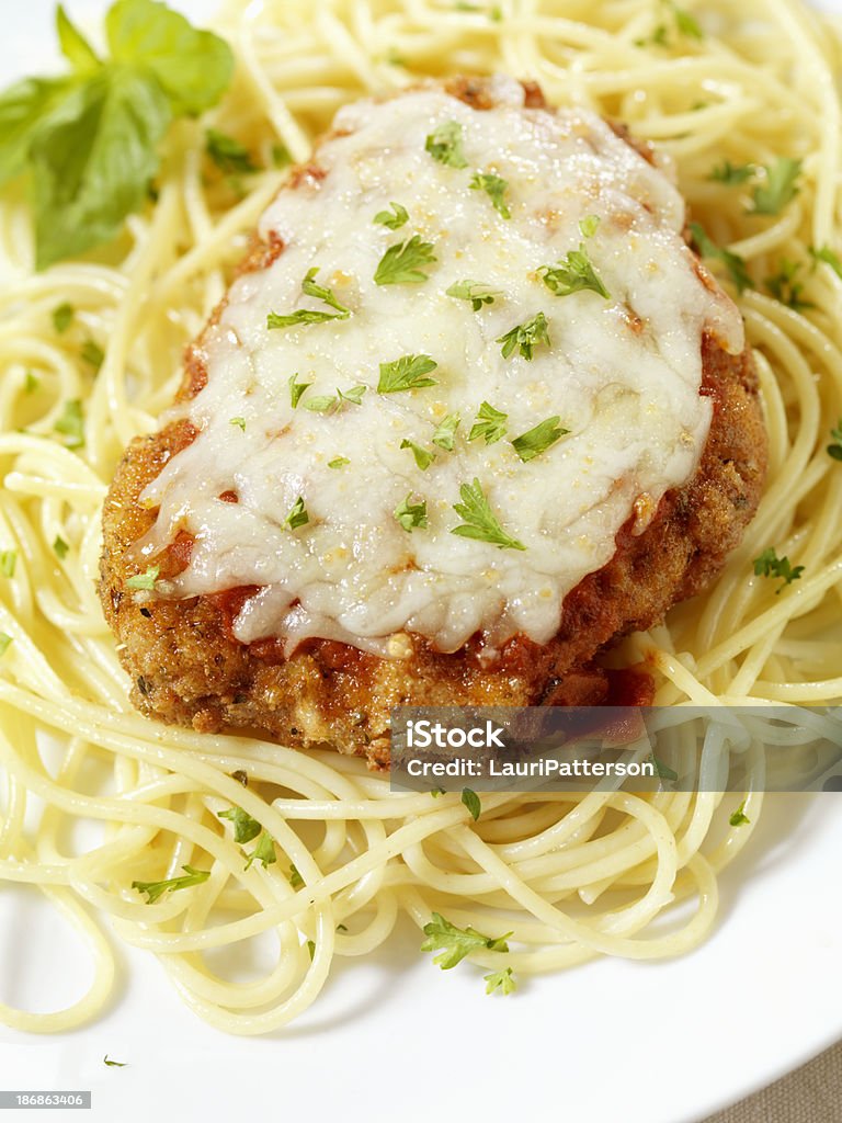 Pollo alla Parmigiana con Spaghetti - Foto stock royalty-free di Parmigiano