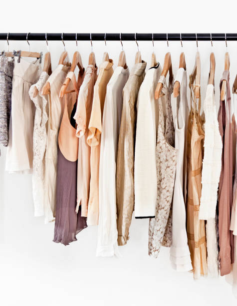 kleiderbügel mit kleidung - clothing closet hanger dress stock-fotos und bilder