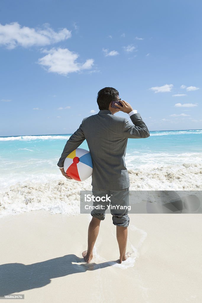 Geschäftsmann, arbeiten und reden auf Handy während Urlaub - Lizenzfrei Strand Stock-Foto