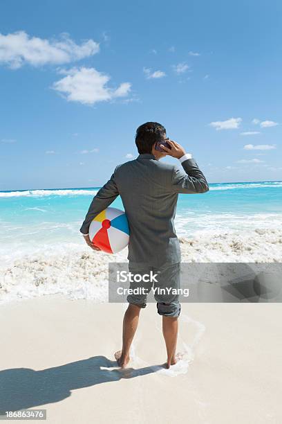 Geschäftsmann Arbeiten Und Reden Auf Handy Während Urlaub Stockfoto und mehr Bilder von Strand