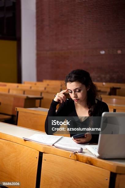 Photo libre de droit de Fille Étudier banque d'images et plus d'images libres de droit de Adulte - Adulte, Apprentissage, Assis