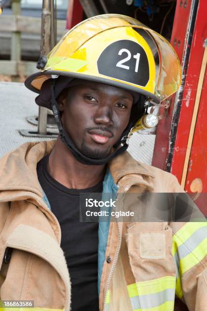 Fire Fighter Foto de stock y más banco de imágenes de Accesorio de cabeza - Accesorio de cabeza, Accidentes y desastres, Adulto