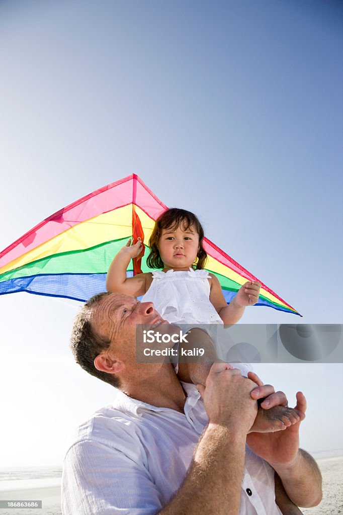 Interracial famiglia padre e bambina divertendosi kit volante - Foto stock royalty-free di Aquilone