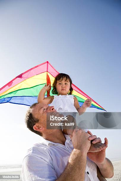 Interracial Famiglia Padre E Bambina Divertendosi Kit Volante - Fotografie stock e altre immagini di Aquilone
