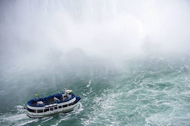 ボート、霧で、ナイアガラの滝 - niagara falls falling people usa ストックフォトと画像