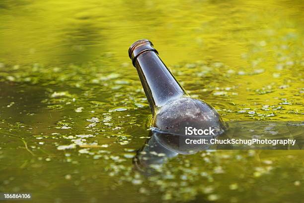 ブラウンビール瓶に浮かぶグリーンswamp ウォーター - ガラスのストックフォトや画像を多数ご用意 - ガラス, グラス, ゴミ