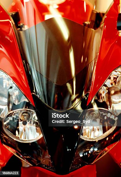 Rotes Motorrad Stockfoto und mehr Bilder von Aufregung - Aufregung, Auto, Autoscheinwerfer