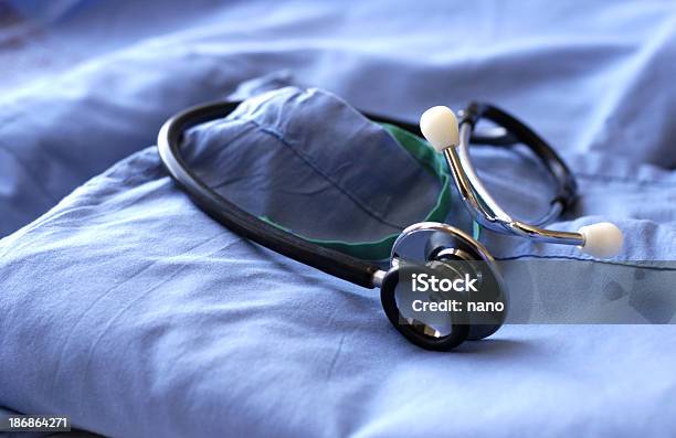 Camice Da Medico E Stetoscopio - Fotografie stock e altre immagini di Camice da medico - Camice da medico, Pantaloni, Tutti i tipi di top