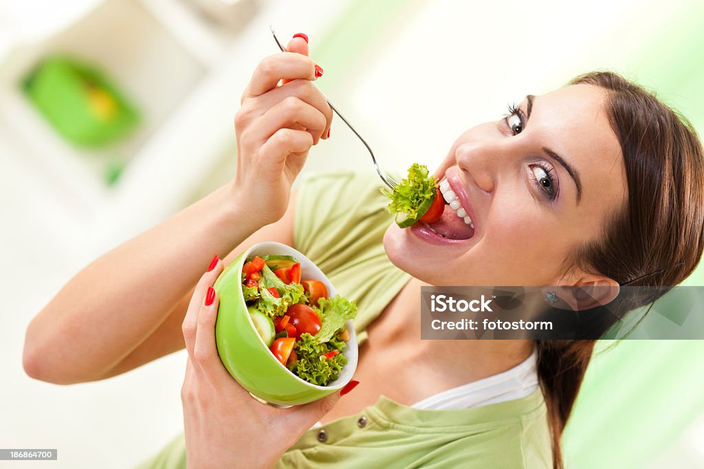 Menina comer Salada Saudável - Royalty-free Morder Foto de stock