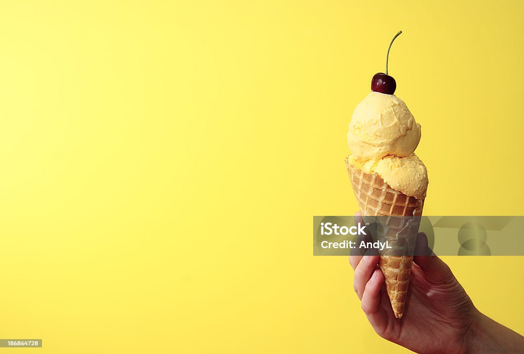 Francés helado de vainilla en amarillo con muebles - Foto de stock de Cereza libre de derechos