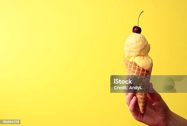 Francés Helado De Vainilla En Amarillo Con Muebles Foto de stock y más banco de imágenes de Cereza - Cereza, Amarillo - Color, Helado - Comida dulce congelada