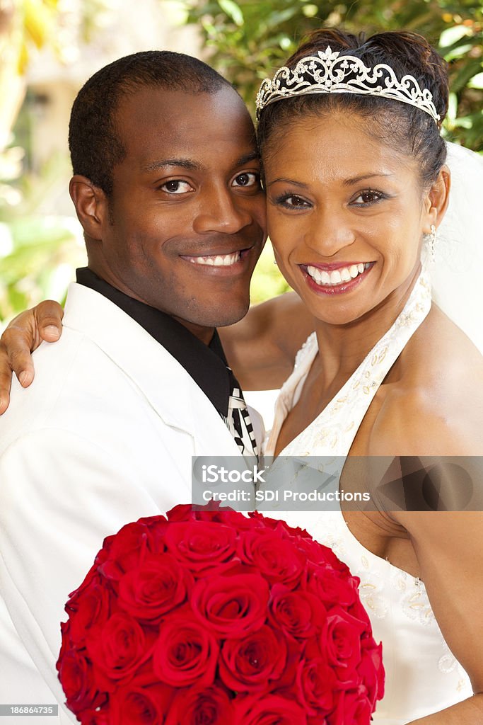Невеста и жених, которые позируют вместе на свадьбы на открытом воздухе - Стоковые фото Пара - Человеческие взаимоотношения роялти-фри