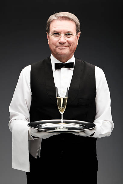 mayordomo y copa de champán - waiter butler champagne tray fotografías e imágenes de stock