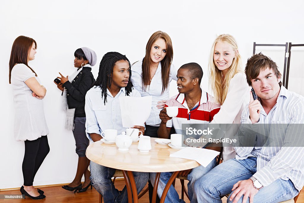 Glückliche Gruppe von jungen Menschen im coffeeshop oder einem Pausenraum - Lizenzfrei Afrikanischer Abstammung Stock-Foto