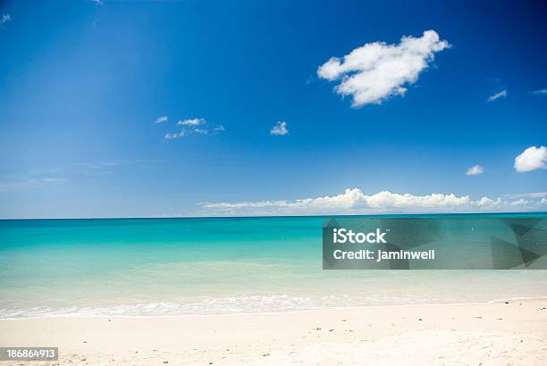 Тропический Пляж И Голубое Небо Бирюзовый — стоковые фотографии и другие картинки Без людей - Без людей, Бирюзовый, Вода