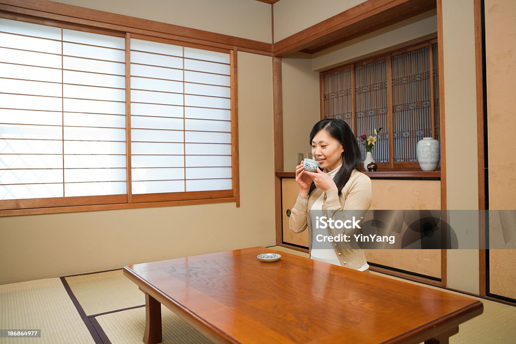 Donna bere tè giapponese tradizionale casa - Foto stock royalty-free di Abbigliamento casual