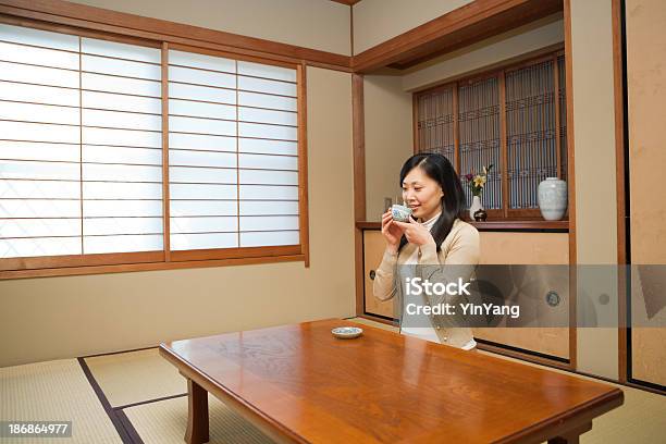 Donna Bere Tè Giapponese Tradizionale Casa - Fotografie stock e altre immagini di Abbigliamento casual - Abbigliamento casual, Adulto, Adulto in età matura