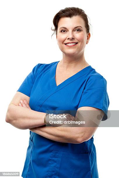 Szczęśliwy Uśmiech Kobieta W Komplet Medyczny - zdjęcia stockowe i więcej obrazów Zawód pielęgniarski - Zawód pielęgniarski, Białe tło, Neutralne tło
