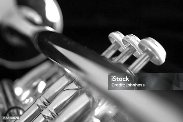 Trumpet Dół Bell - zdjęcia stockowe i więcej obrazów Elegancja - Elegancja, Fotografika, Horyzontalny