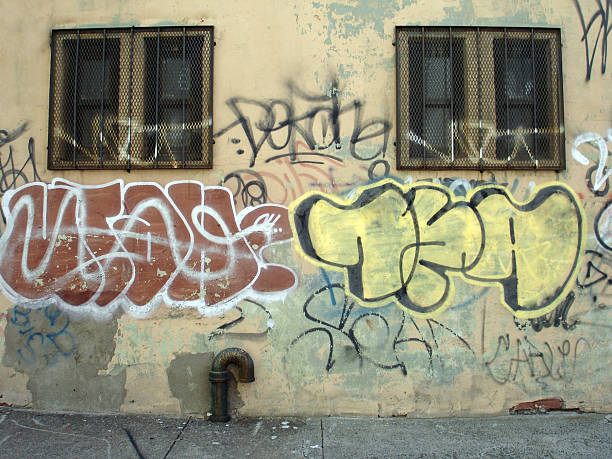 graffiti no edifício - vandalism imagens e fotografias de stock