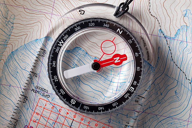 kompass auf ihn folgt ein topografischer karten. - compass map hiking orienteering stock-fotos und bilder