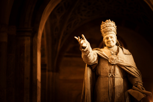 Pio IX estatua basílica de san ambrosio photo