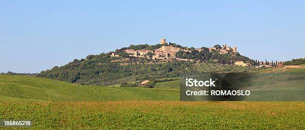 Monticchiello Skyline Di Val Dorcia Toscana Italia - Fotografie stock e altre immagini di Ambientazione esterna